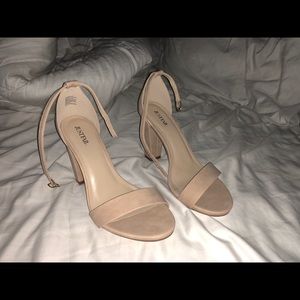 Nude Pumps